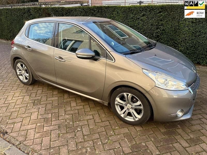 Grijs Gebruikt 2012 Peugeot 208 Allure Hatchback | € 3.450 (Eerlijke prijs) - Afbeelding 1/4