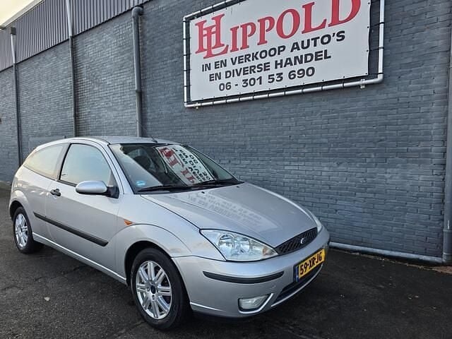 Grijs (metallic) Occasion 2004 Ford Focus Ambiente Hatchback | € 1.099 (Eerlijke prijs) - Afbeelding 1/4
