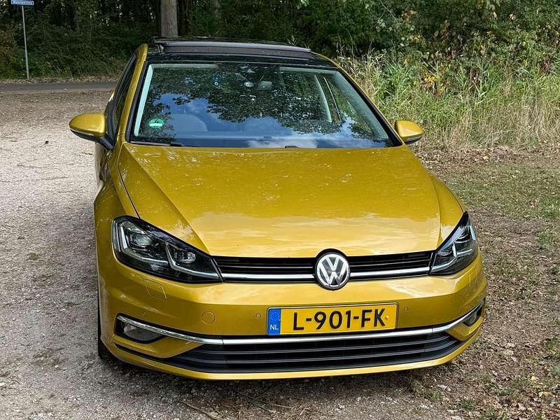 Geel Occasion 2017 VW Golf Highline Sedan | € 18.500 (Iets duurder) - Afbeelding 1/4