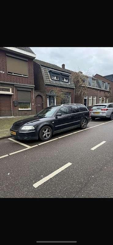 Zwart Gebruikt 2003 VW Passat Stationwagen | € 1.100 (Goede deal) - Afbeelding 1/4