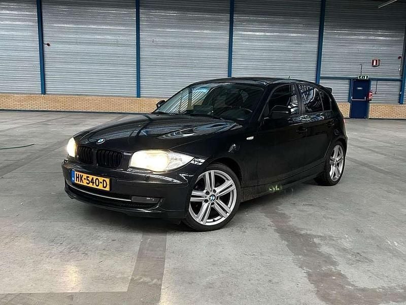 Zwart Gebruikt 2010 BMW 116 Executive Hatchback | € 5.250 (Eerlijke prijs) - Afbeelding 1/4