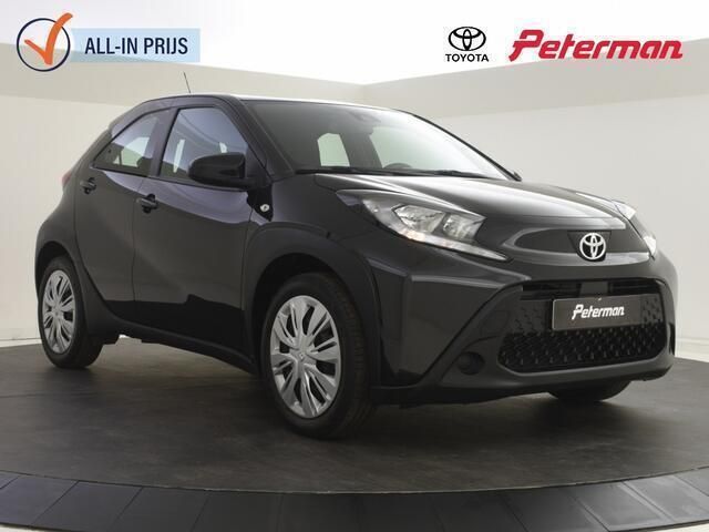 Zwart Gebruikt 2024 Toyota Aygo Play Hatchback | € 17.499 (Eerlijke prijs) - Afbeelding 1/4