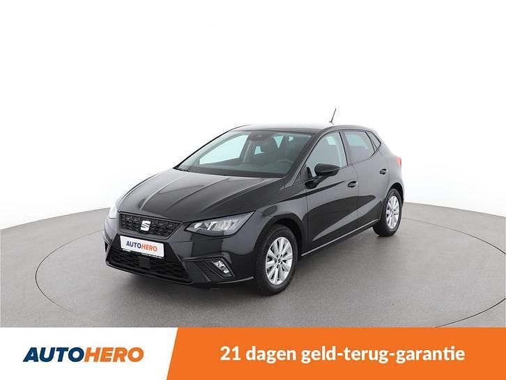 Zwart (metallic) Gebruikt 2022 Seat Ibiza Reference Hatchback | € 13.749 (Goede deal) - Afbeelding 1/4