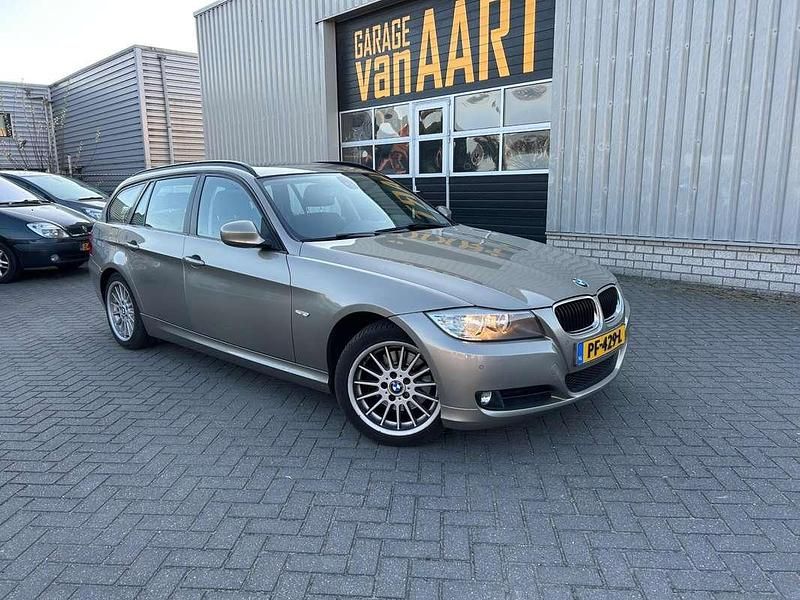 Bruin (metallic) Occasion 2012 BMW 320 Efficient Dynamics Stationwagen | € 4.750 (Goede deal) - Afbeelding 1/4