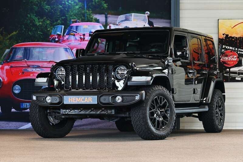 Zwart, metallic lak Gebruikt 2023 Jeep Wrangler Unlimited Sahara SUV | € 69.850 - Afbeelding 1/4
