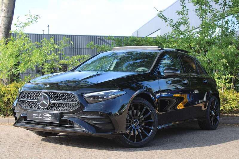 Zwart, metallic lak Gebruikt 2023 Mercedes A250 AMG line Hatchback | € 41.950 (Duur) - Afbeelding 1/4
