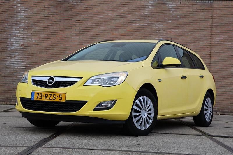 Geel Gebruikt 2011 Opel Astra Edition Stationwagen | € 1.745 (Super prijs) - Afbeelding 1/4