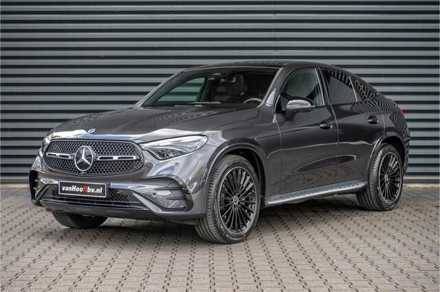 Grijs, metallic lak Gebruikt 2024 Mercedes GLC300 AMG line Coupé | € 89.900 - Afbeelding 1/4
