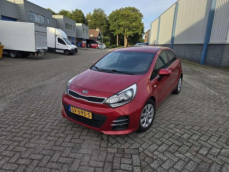 Rood Occasion 2015 Kia Rio MPV | € 5.800 (Eerlijke prijs) - Afbeelding 1/4