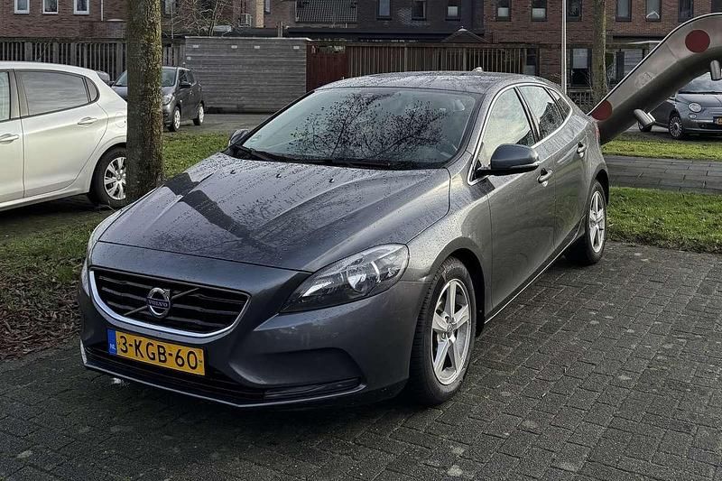 Grijs Gebruikt 2013 Volvo V40 Momentum MPV | € 5.249 (Eerlijke prijs) - Afbeelding 1/4