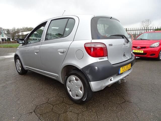 Occasion Toyota Yaris Sol 86 PK (63 kW) 2002 Grijs (metallic) Hatchback