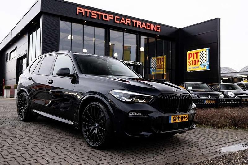 Zwart (metallic) Occasion 2020 BMW X5 M Sport SUV | € 51.750 (Iets duurder) - Afbeelding 1/3