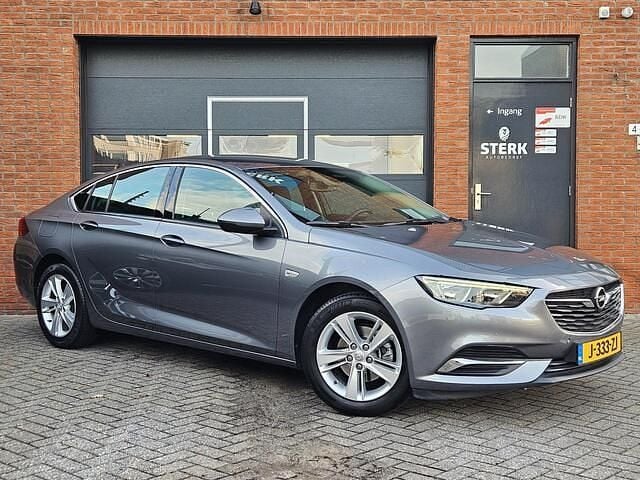 Grijs (metallic) Gebruikt 2020 Opel Insignia Business Hatchback | € 15.950 (Goede deal) - Afbeelding 1/4