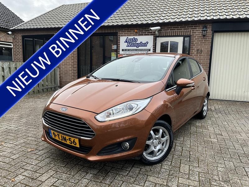 Bruin (metallic) Gebruikt 2014 Ford Fiesta Titanium Hatchback | € 8.950 (Goede deal) - Afbeelding 1/4