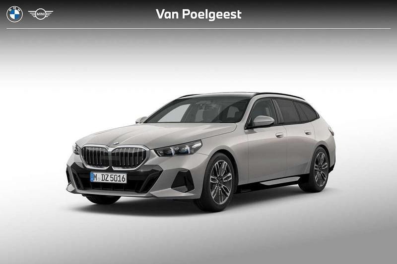 Grijs Nieuw 2025 BMW 520 M Sport Stationwagen | € 85.913 (Eerlijke prijs) - Afbeelding 1/4