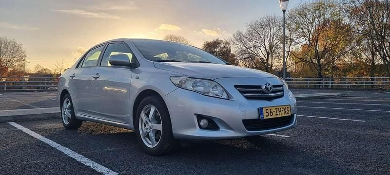 Grijs Gebruikt 2008 Toyota Corolla GT Sedan | € 7.500 (Eerlijke prijs) - Afbeelding 1/4