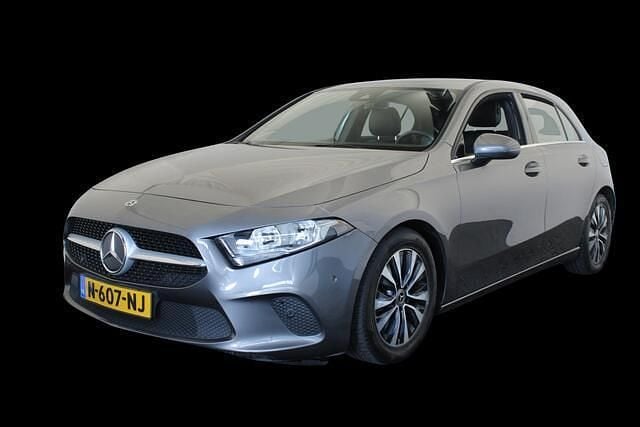 Grijs Gebruikt 2020 Mercedes A180 Premium Hatchback | € 12.750 (Super prijs) - Afbeelding 1/4