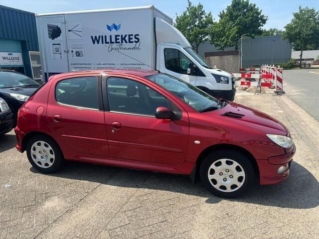 Occasion Peugeot 206 75 PK (55 kW) 2009 Rood Hatchback