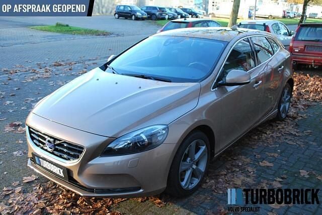 Occasion Volvo V40 Momentum 120 PK (88 kW) 2014 Bruin (metallic) Hatchback