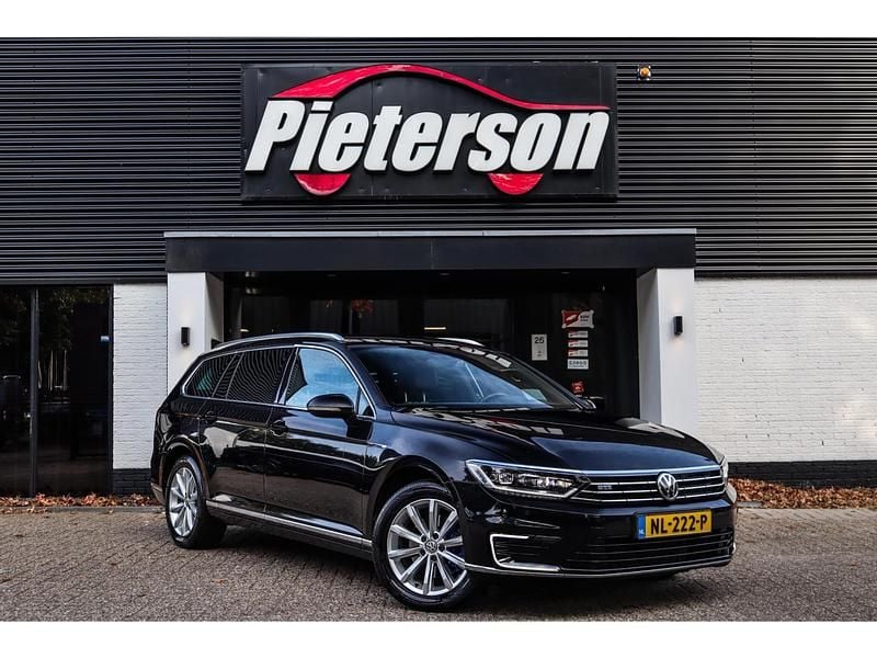 Zwart Gebruikt 2015 VW Passat Highline Stationwagen | € 12.899 (Eerlijke prijs) - Afbeelding 1/4