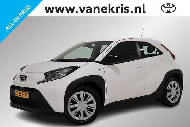 Wit Gebruikt 2024 Toyota Aygo Play Hatchback | € 17.449 (Eerlijke prijs) - Afbeelding 1/4