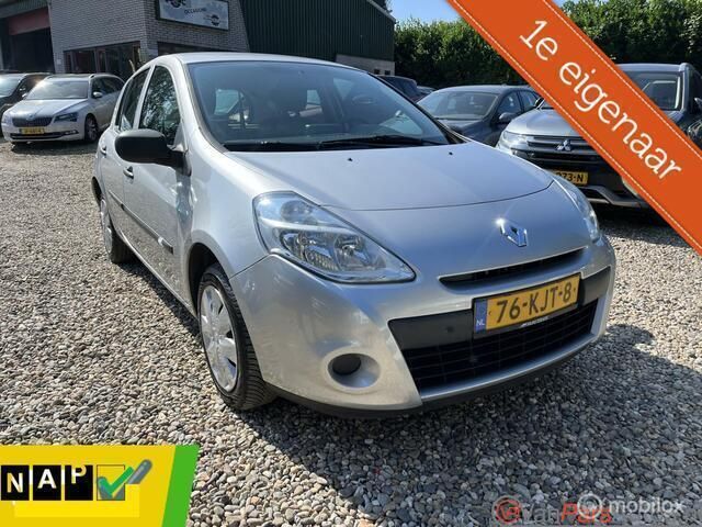 Grijs, metallic lak Gebruikt 2010 Renault Clio II Hatchback | € 3.999 (Iets duurder) - Afbeelding 1/4