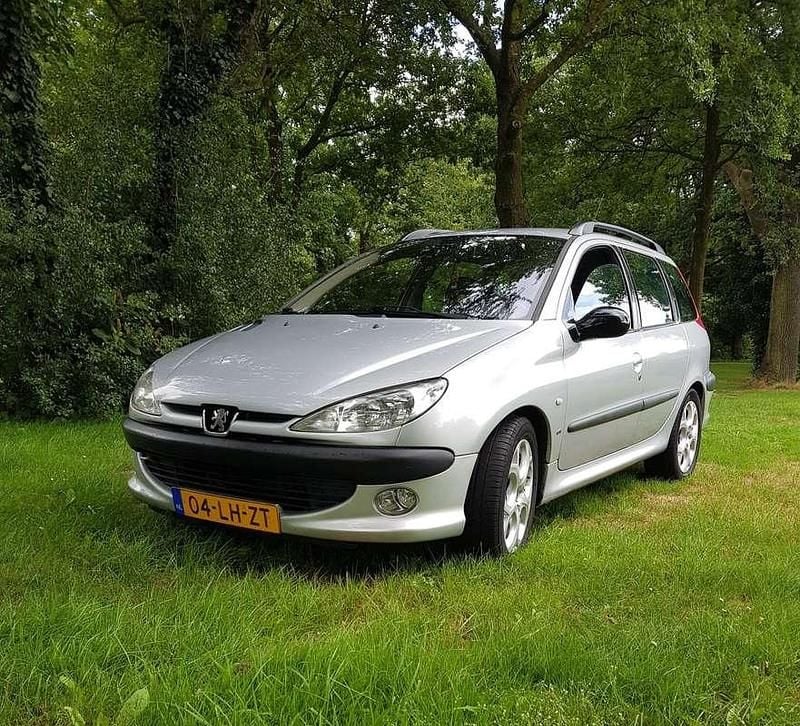 Grijs Gebruikt 2003 Peugeot 206 GTi Stationwagen | € 1.250 (Eerlijke prijs) - Afbeelding 1/4