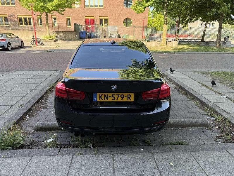 Zwart Gebruikt 2016 BMW 320 Sedan | € 15.950 (Eerlijke prijs) - Afbeelding 1/4
