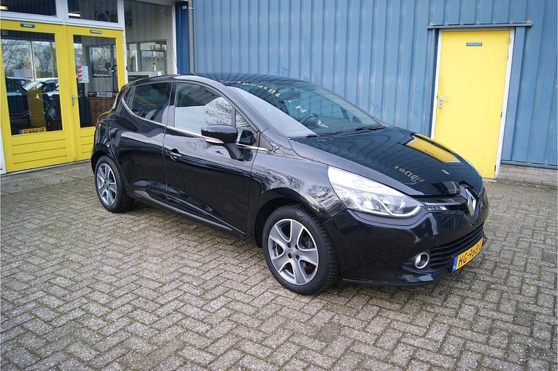 Zwart Occasion 2015 Renault Clio IV Night&Day Hatchback | € 4.995 (Eerlijke prijs) - Afbeelding 1/4