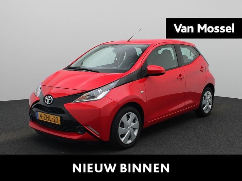 Rood Gebruikt 2015 Toyota Aygo X-play Hatchback | € 7.400 (Eerlijke prijs) - Afbeelding 1/4
