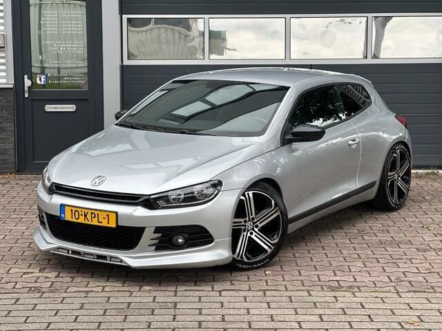 Grijs Gebruikt 2010 VW Scirocco Highline Coupé | € 8.950 (Eerlijke prijs) - Afbeelding 1/4