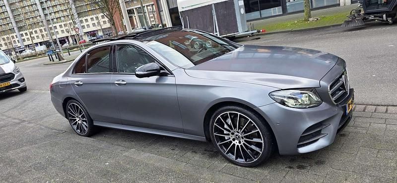 Grijs Gebruikt 2018 Mercedes E200 Business Sedan | € 35.000 (Iets duurder) - Afbeelding 1/4