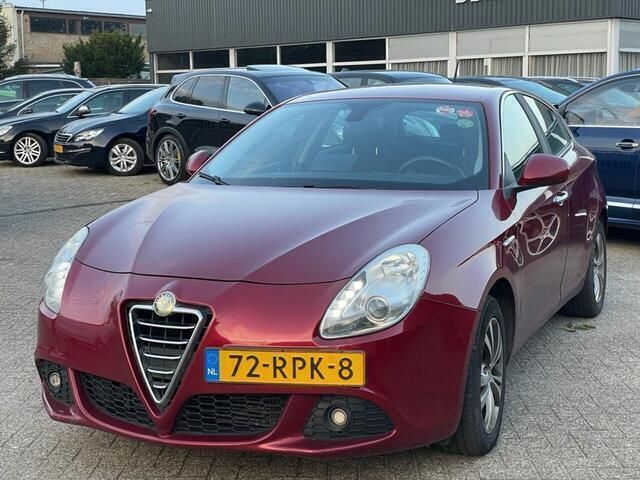 Rood Gebruikt 2011 Alfa Romeo Giulietta Distinctive Hatchback | € 4.450 (Eerlijke prijs) - Afbeelding 1/4