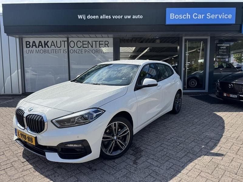 Wit Gebruikt 2021 BMW 116 Executive Hatchback | € 20.950 (Eerlijke prijs) - Afbeelding 1/4