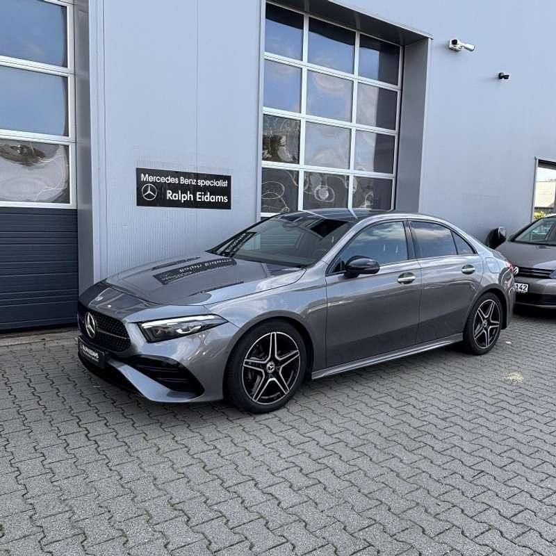 Grijs, metallic lak Gebruikt 2024 Mercedes A180 AMG line Sedan | € 34.995 (Eerlijke prijs) - Afbeelding 1/4