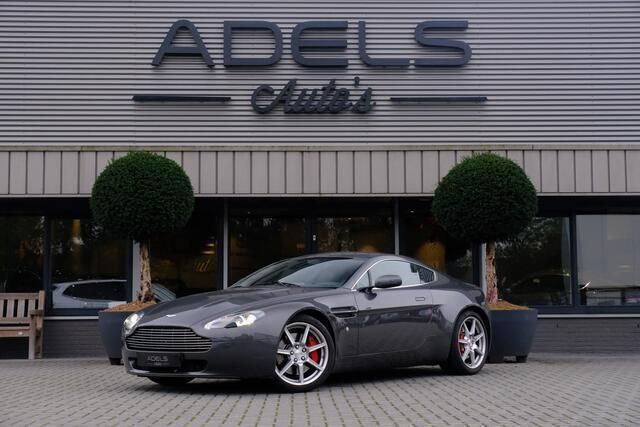 Grijs, metallic lak Gebruikt 2008 Aston Martin V8 Vantage Coupé | € 51.995 (Eerlijke prijs) - Afbeelding 1/4