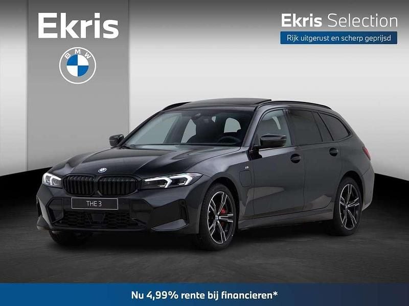 Saphirschwarz metallic (zwart metallic) Gebruikt 2024 BMW 330e Shadowline Stationwagen | € 54.900 (Iets duurder) - Afbeelding 1/4