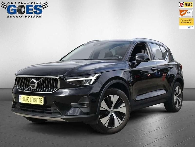 Zwart, metallic lak Gebruikt 2022 Volvo XC40 Plus SUV | € 34.840 (Eerlijke prijs) - Afbeelding 1/4