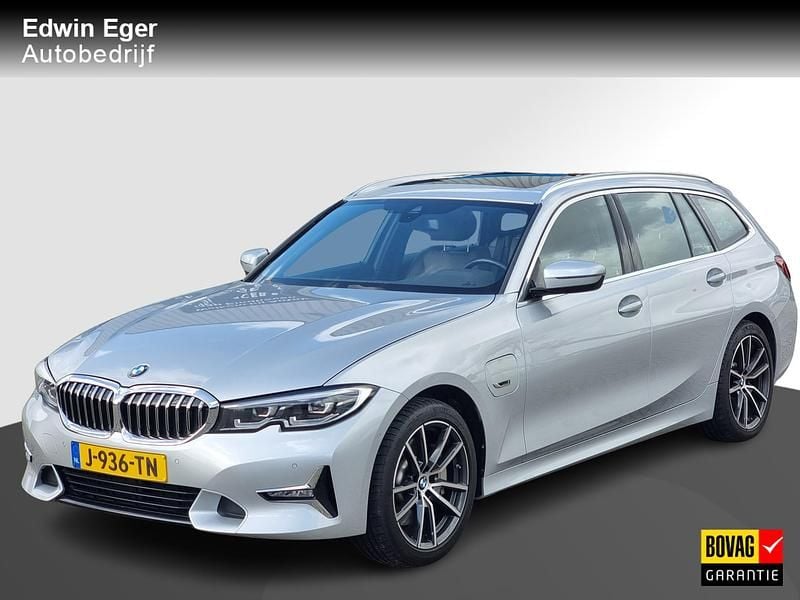 Grijs Gebruikt 2020 BMW 330e Luxury Line Stationwagen | € 29.950 (Eerlijke prijs) - Afbeelding 1/4