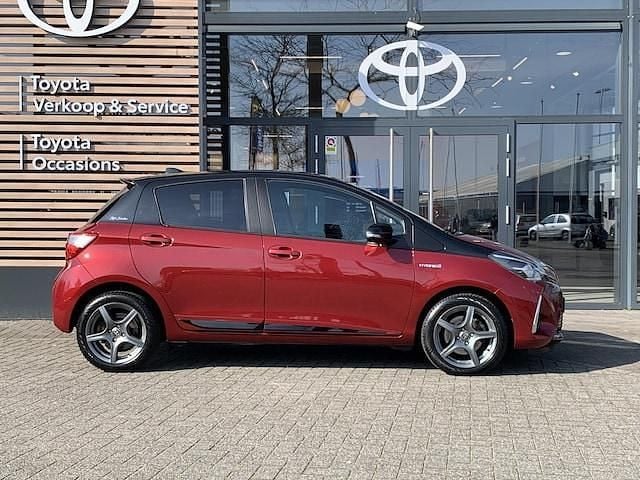 Occasion Toyota Yaris Hybrid Edition 101 PK (74 kW) 2018 Rood Hatchback
