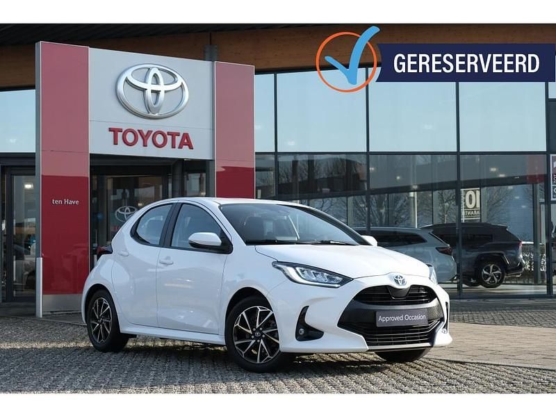 Wit Occasion 2022 Toyota Yaris Hybrid Hatchback | € 17.400 (Eerlijke prijs) - Afbeelding 1/4