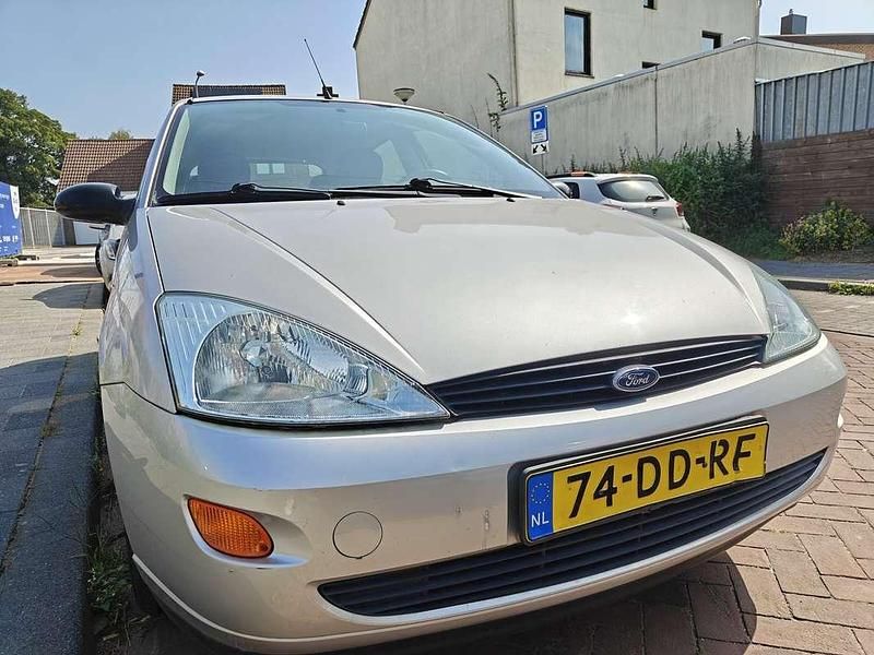 Grijs Gebruikt 1999 Ford Focus Trend Hatchback | € 2.200 (Duur) - Afbeelding 1/4