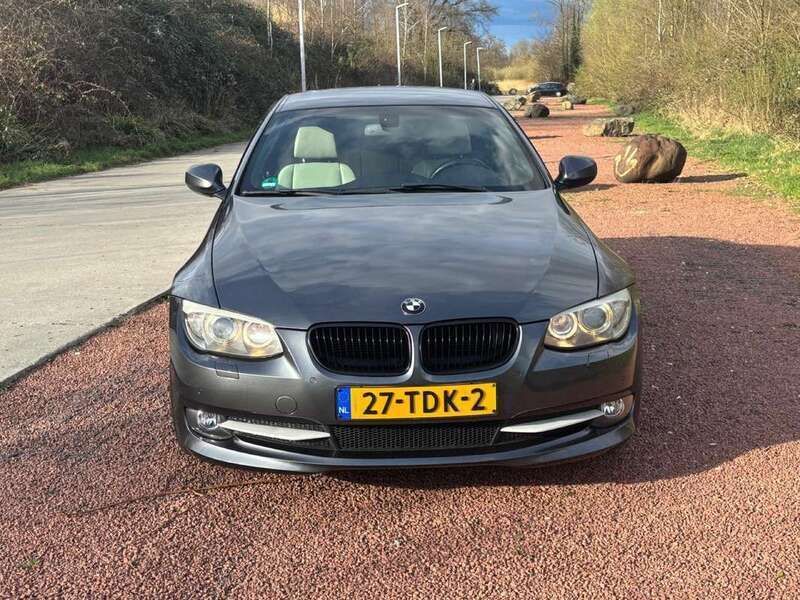 Grijs Gebruikt 2012 BMW 320 Coupé | € 10.200 (Eerlijke prijs) - Afbeelding 1/4