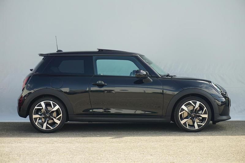 Occasion Mini Cooper S Favoured 204 PK (150 kW) 2025 Zwart Hatchback