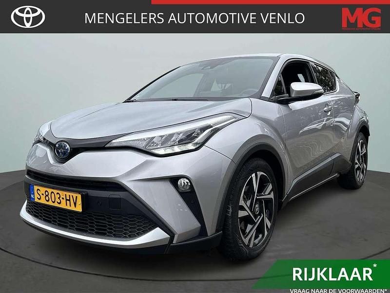 Grijs, metallic lak Occasion 2023 Toyota C-HR Style SUV | € 24.940 (Eerlijke prijs) - Afbeelding 1/4