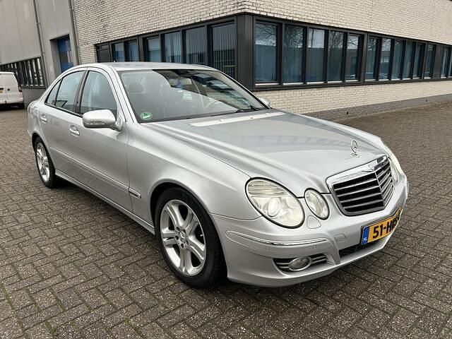 Grijs Gebruikt 2009 Mercedes E200 Avantgarde Sedan | € 8.995 (Super prijs) - Afbeelding 1/4