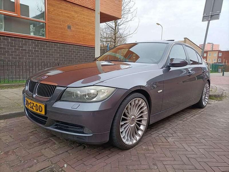 Grijs Gebruikt 2006 BMW 325 Executive Sedan | € 7.950 (Eerlijke prijs) - Afbeelding 1/4