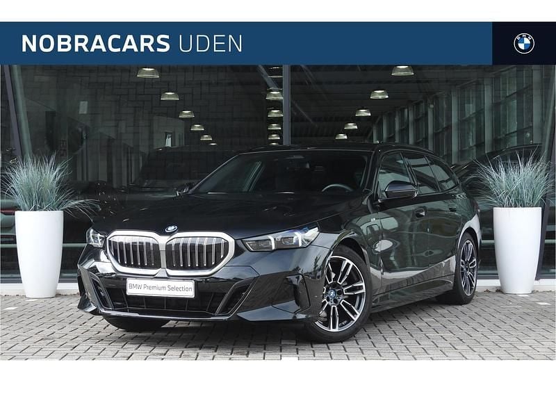 Zwart Gebruikt 2024 BMW 530e M Sport Stationwagen | € 59.850 - Afbeelding 1/4