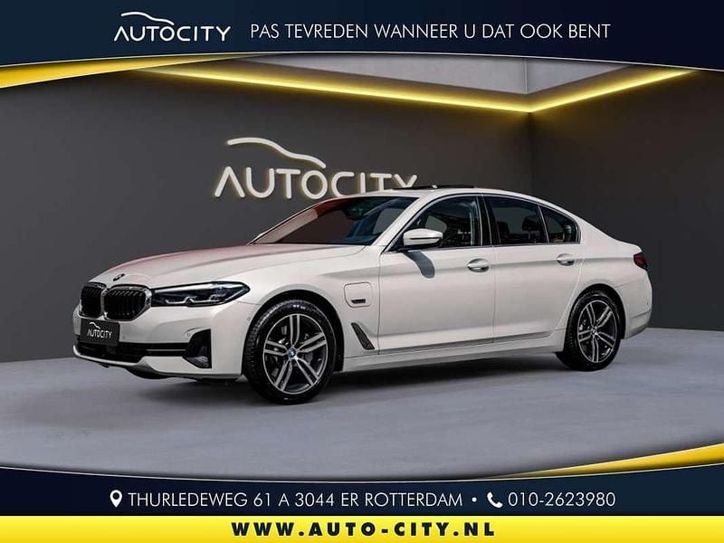 Wit, metallic lak Gebruikt 2023 BMW 530e Sport Line Sedan | € 39.950 (Super prijs) - Afbeelding 1/4