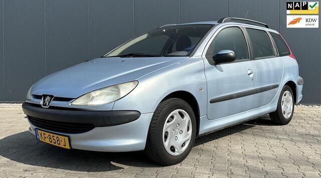 Grijs Gebruikt 2003 Peugeot 206 Stationwagen | € 995 (Eerlijke prijs) - Afbeelding 1/4